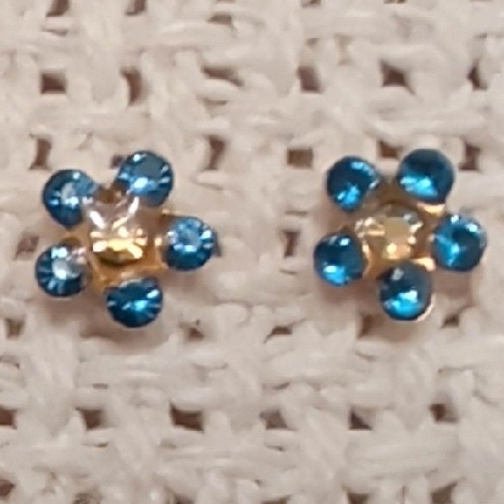 14k Gold Tiny Flower Stud Earrings